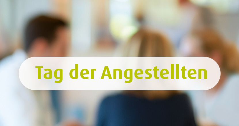Drie Personen sitzen an einem Tisch bei einer Besprechung. Darüber liegender Text: Tag der Angestellten